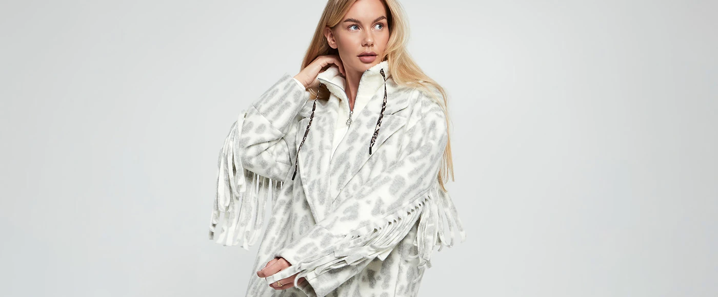 Jesienno-zimowy płaszcz damski – trendy vs klasyka