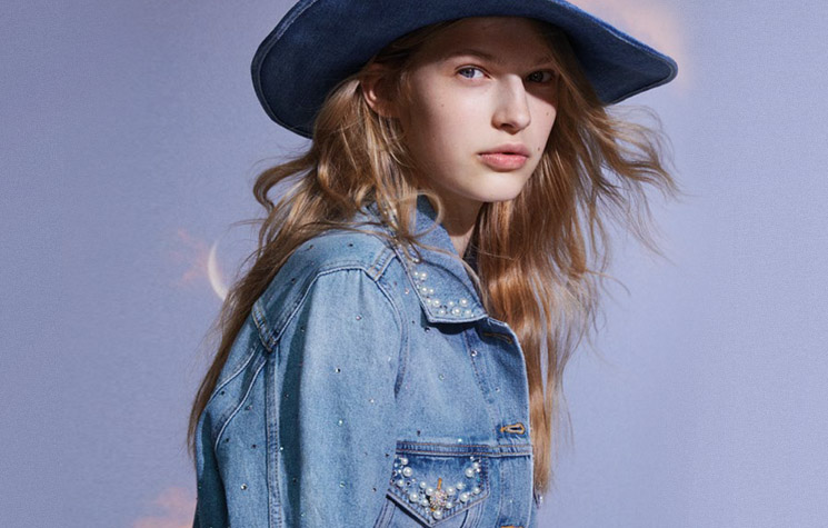 Jeansowa katana – must have sezonu