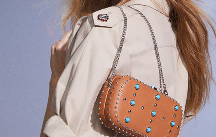 Letni must have – torebka na łańcuszku