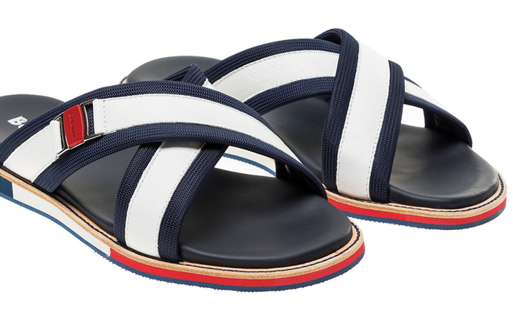 Jakie obuwie wybrać latem - męskie klapki