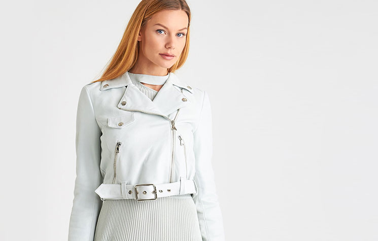 Co założyć na sukienkę bez rękawów?