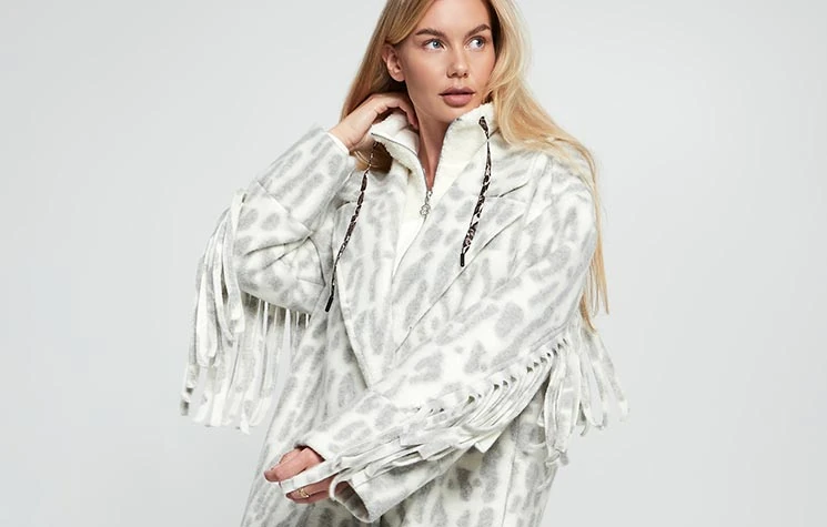 Jesienno-zimowy płaszcz damski – trendy vs klasyka