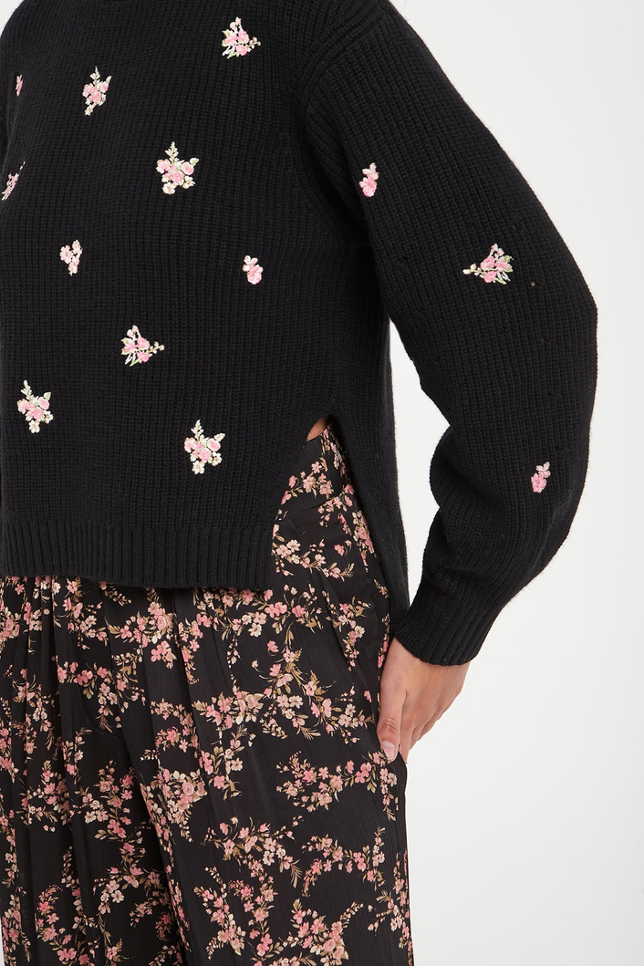Sweter damski wełniany z kwiatowym haftem TWINSET