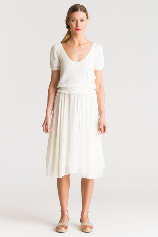 Biała sukienka z wiązaniem w pasie 
