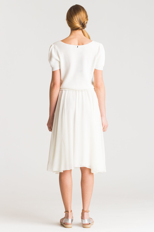 Biała sukienka z wiązaniem w pasie 