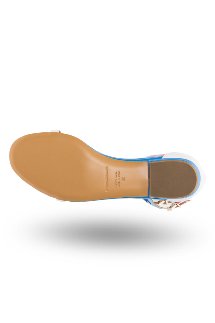 Białe skórzane sandały Emporio Armani z kolorowymi zdobieniami