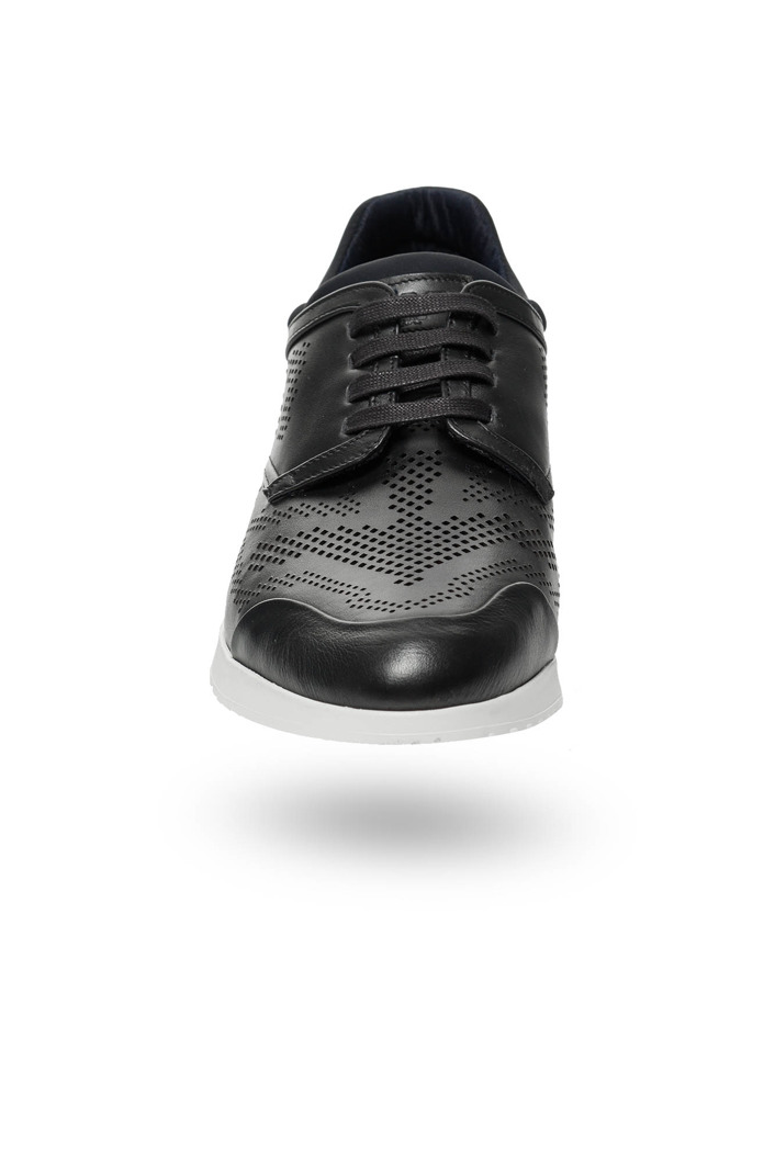 Czarne skórzane sneakersy Emporio Armani we wzór