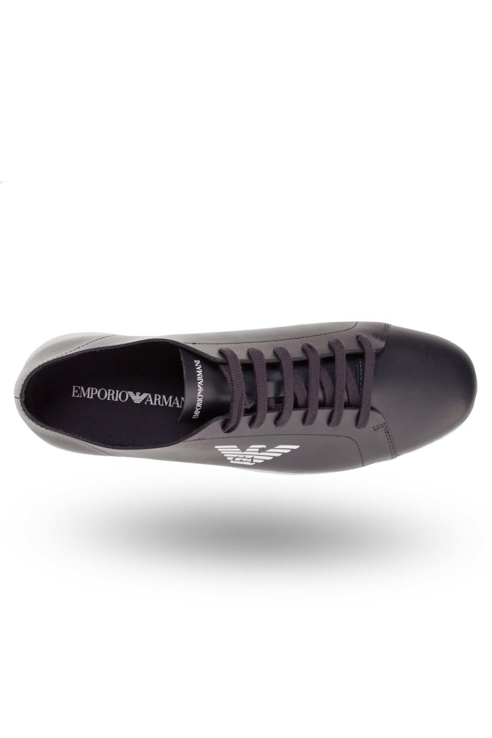 Granatowe sneakersy Emporio Armani z białą aplikacją